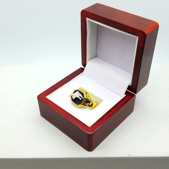 Mans Wolf Ring - Picture 4 of 4